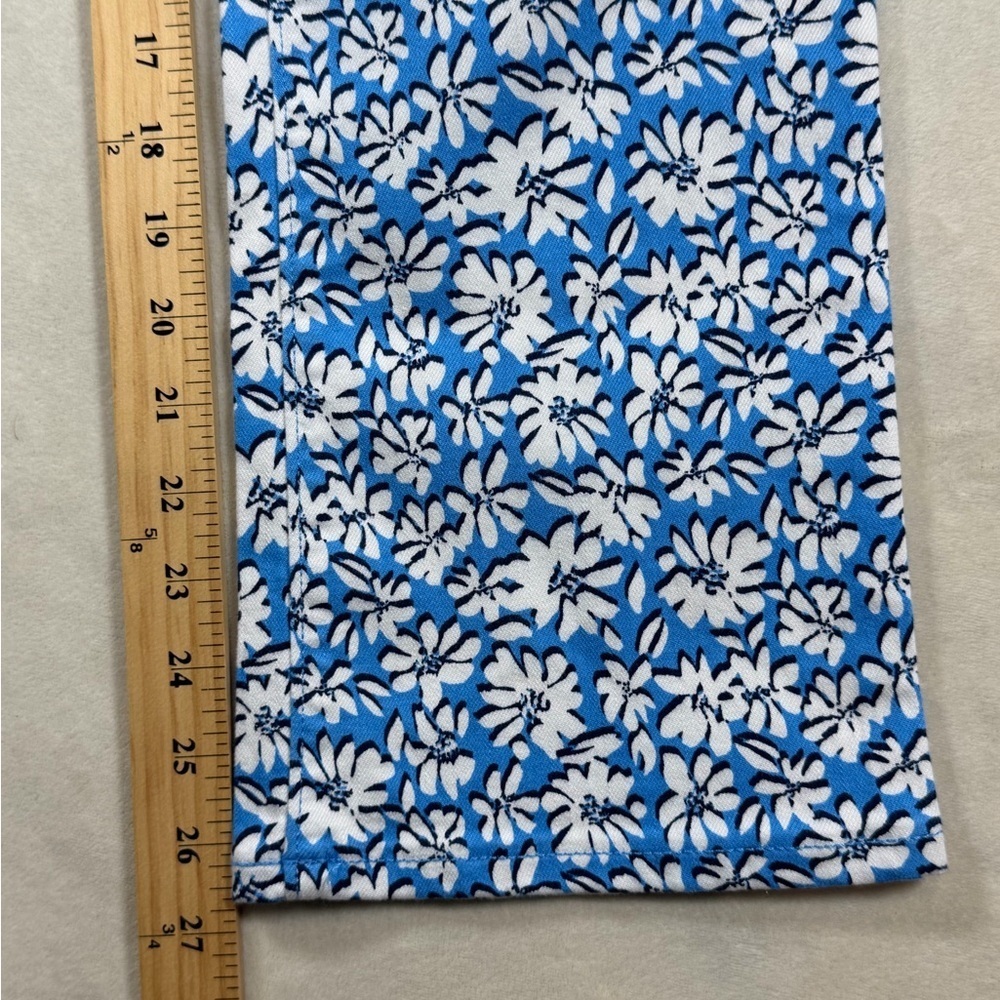 Lilly Pulitzer Sz 2 Stretch Cotton Blue and White All Over Pattern Floral Shorts - Picture 9 of 10